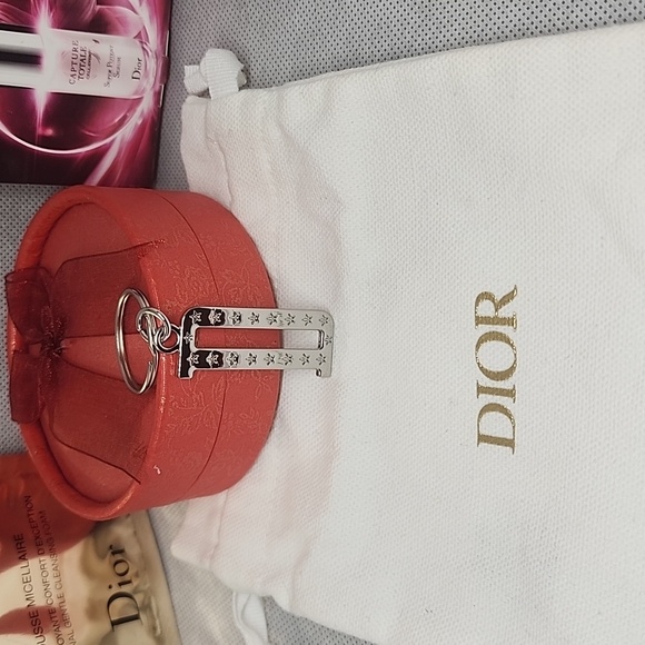 AUTHENTIC ('D) DIOR KEY Keychain W/ DUST BAG + SKINCARE - Picture 5 of 7